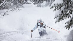 Tiefschneefahren - Ski Arlberg Tiefschneefahrer abseits der Piste im Skigebiet Ski Arlberg