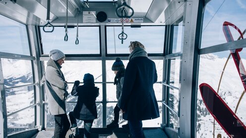 Familie mit zwei Kindern in der Gondel
