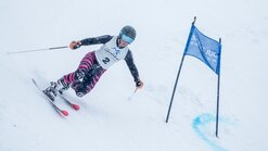 Skirennstrecke Salober Skifahrer auf der Skirennstrecke Salober in Warth-Schröcken