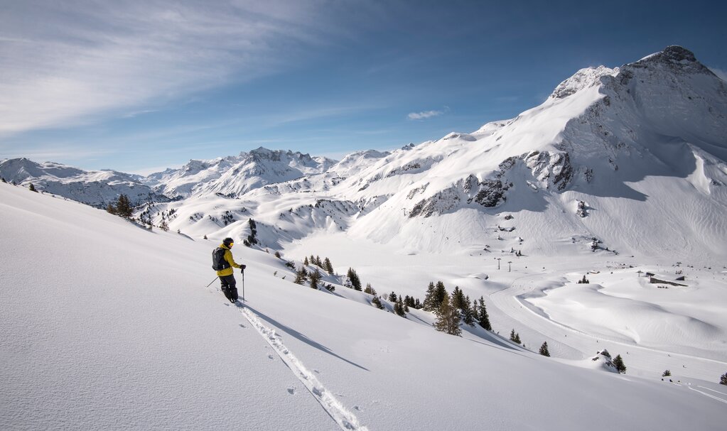 erste Spuren im frischen Schnee in der Skiregion Warth-Schröcken am Arlberg