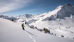 erste Spuren im frischen Schnee in der Skiregion Warth-Schröcken am Arlberg