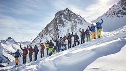 Skifahrer und Snowboarder bei der Abfahrt in Warth-Schröcken