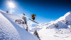 Freerider beim Sprung über einen Felsen in der Region Warth-Schröcken